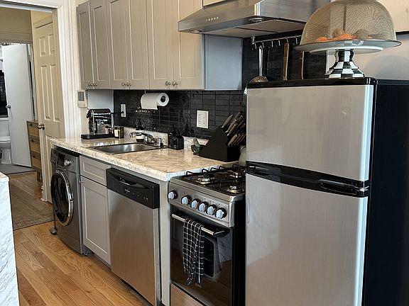 4th image of 430 E 66th St APT 4