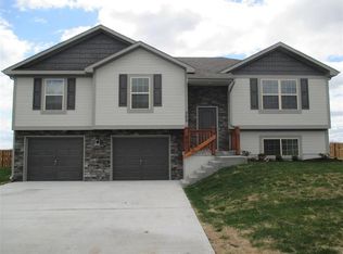 302 Golfview Dr, Pleasant Hill, MO 64080