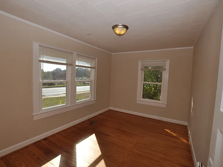 502 S Main St — Photo 15