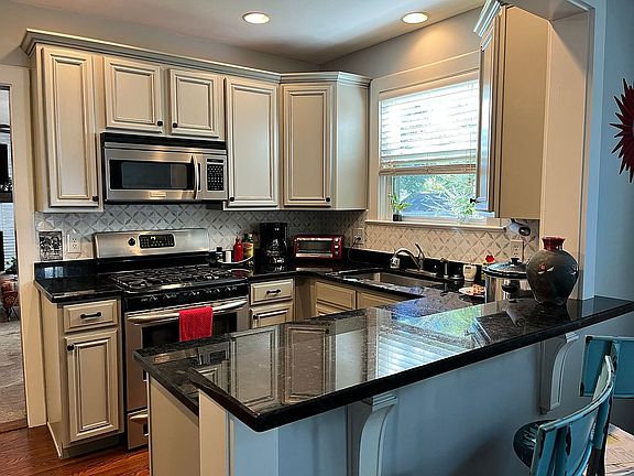 5th image of 310 Darlington Ave