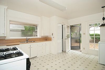 3rd image of 251 S Roosevelt Ave