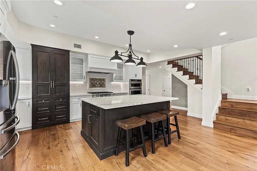 6 bed, 2856 sqft, $5,800 — Photo 2