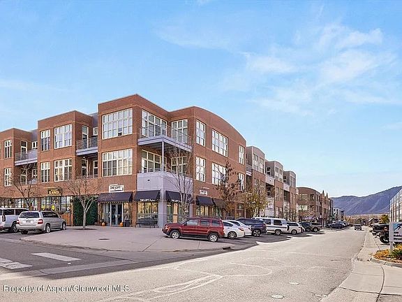 4th image of 231 Robinson St #227