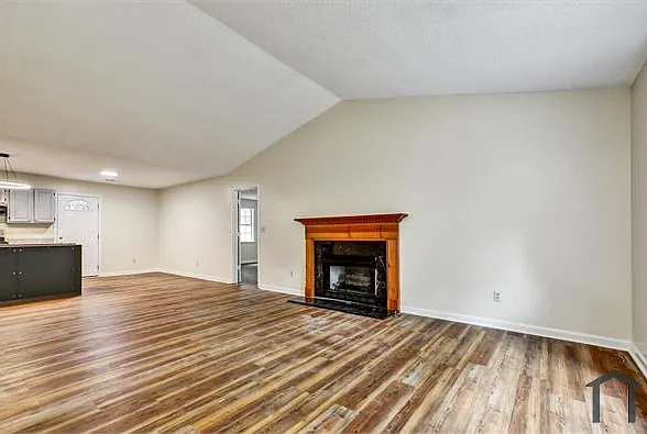 4 bed, $2,100 — Photo 3