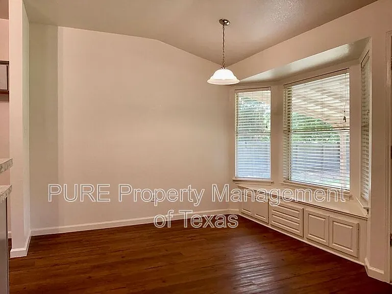1102 Leah Ln — Photo 8