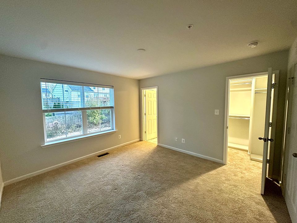 Spacious primary bedroom. En suite, walk-in closet with built-in organization