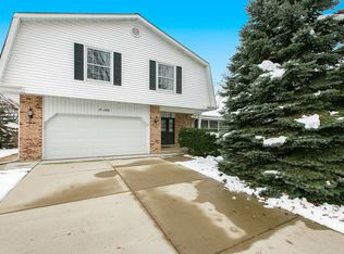 17W475 Earl Ct, Darien, IL