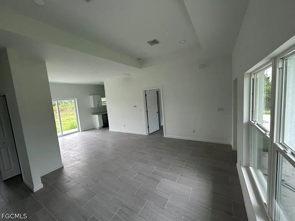 3 bed, 2.0 bath, 1055 sqft, $1,700 — Photo 2