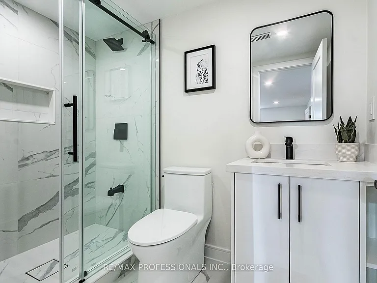 48 Lloyd Manor Rd #LOWER — Photo 10