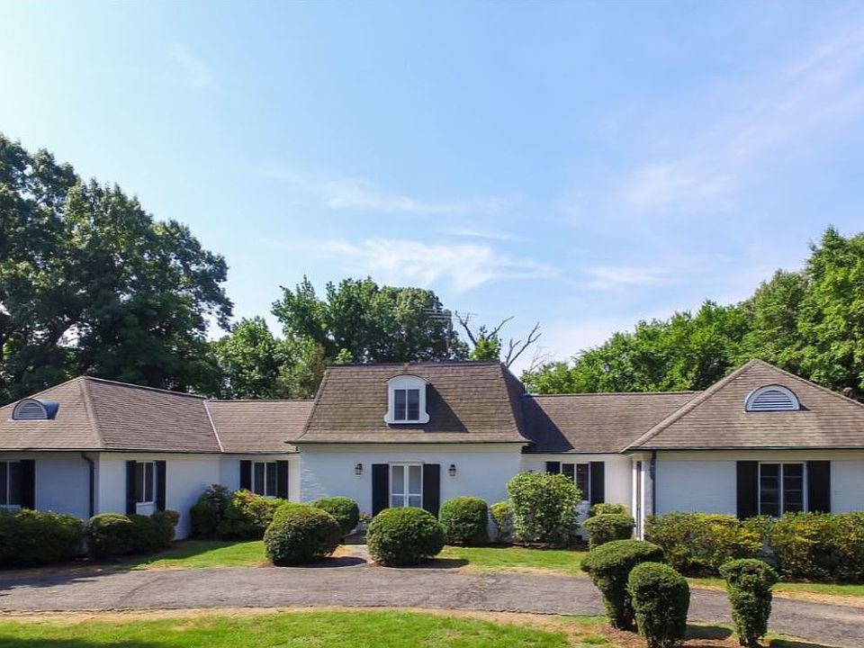 1st image of 300 Ingleside Dr