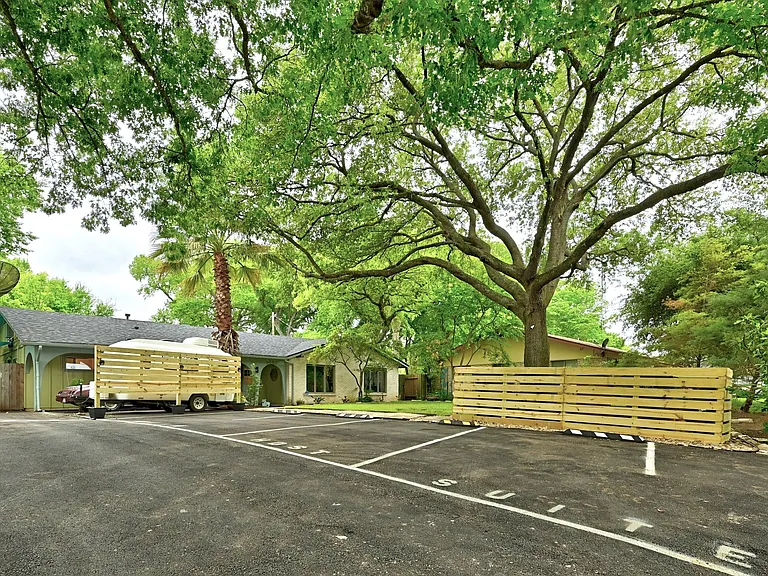 3203 Loyola Ln — Photo 38