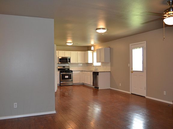 Living room & Kitchen 