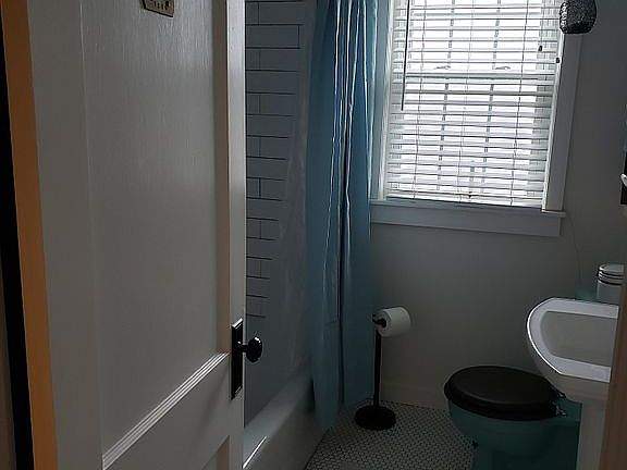 3rd image of 204 S Walnut St