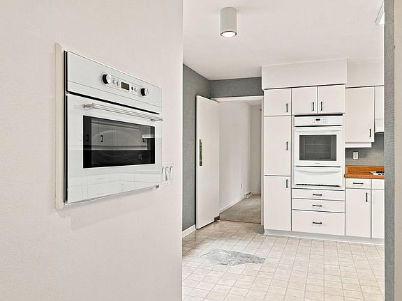 5th image of 2606/2608 Baer St