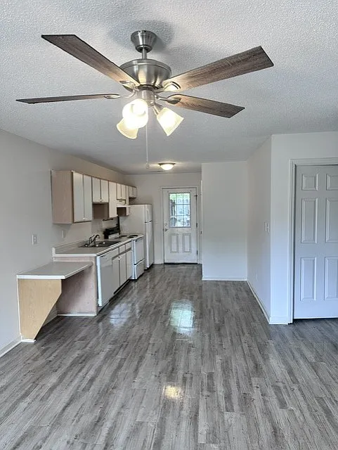 121 N Wheeless Dr — Photo 3