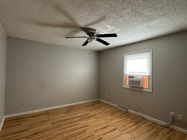 2322 Lombard Ave — Photo 6