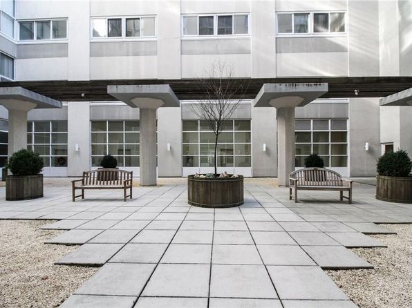 1 Landmark Sq APT 433