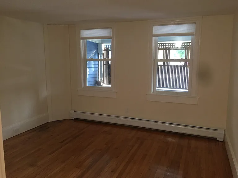 Front bedroom (no closet)