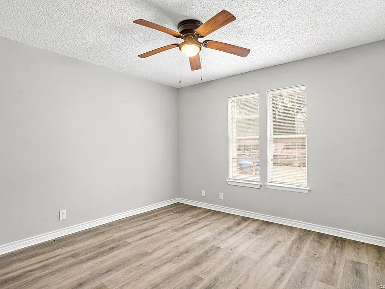 6814 Oldham — Photo 10