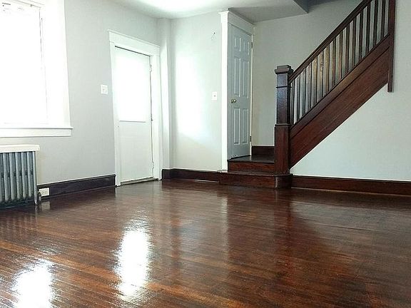 Living Room (Pic 3)