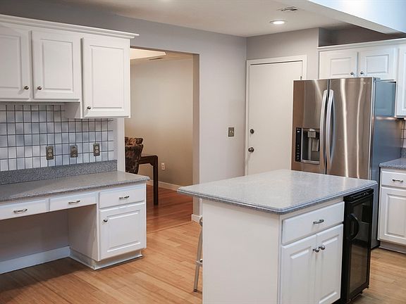 2nd image of 5 Applewood Ln