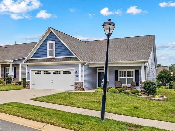 4th image of 828 Wisteria Way