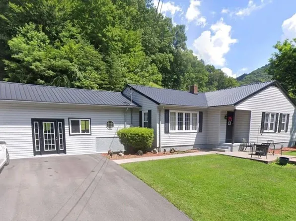 1030 Holland St, Grundy, VA 24614