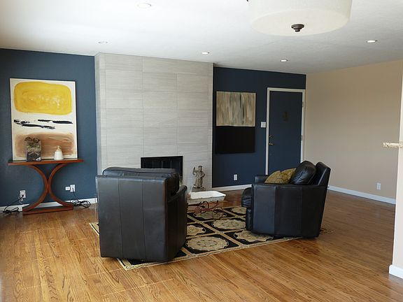 3rd image of 695 Parkview Cir