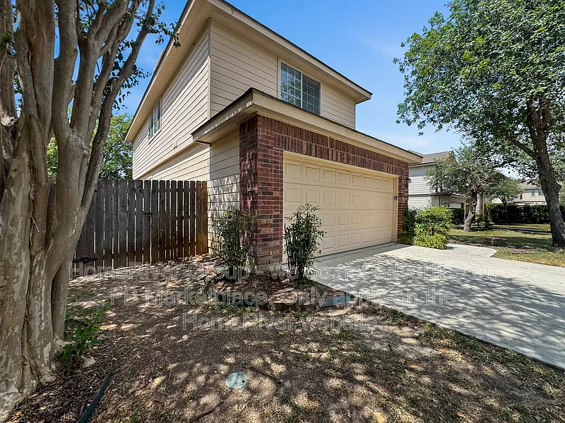 3 bed, 3.0 bath, 2806 sqft, $2,150 — Photo 2