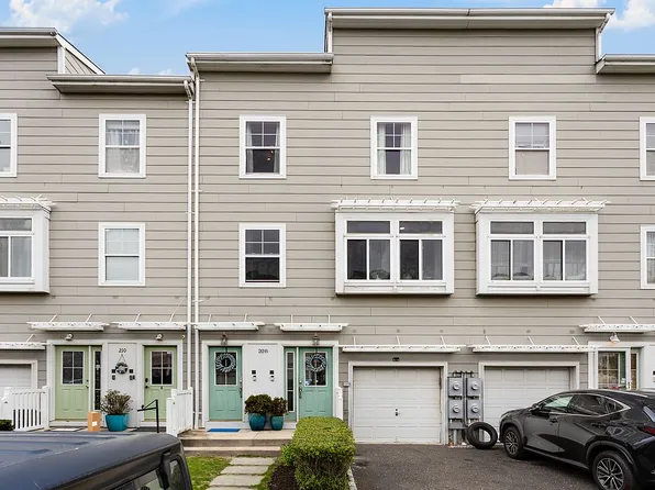 208 Beach Breeze Ln, Arverne, NY 11692