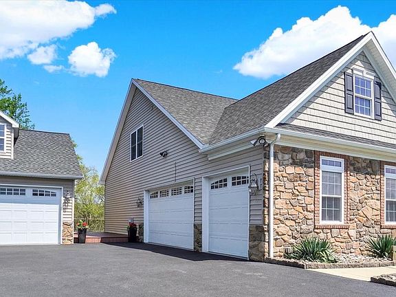 3rd image of 1416 Summit Way