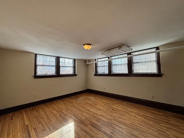 1091 Goodrich Ave — Photo 5