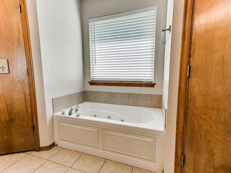 1708 Meadow Run Dr — Photo 15