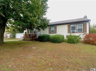 789 Jackson Ave, Lindenhurst, NY 11757