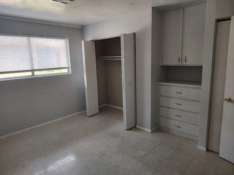 1055 N 8th Pl — Photo 8