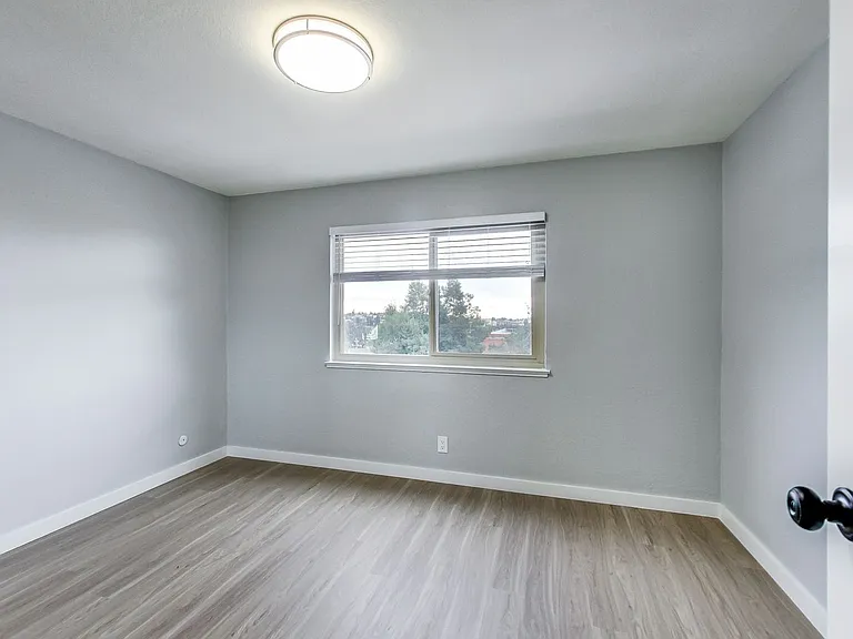 281 MACARTHUR Blvd — Photo 12