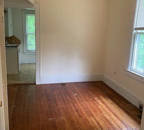 4th image of 303 S Summit St