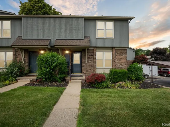 211 N Maple Rd, Saline, MI 48176