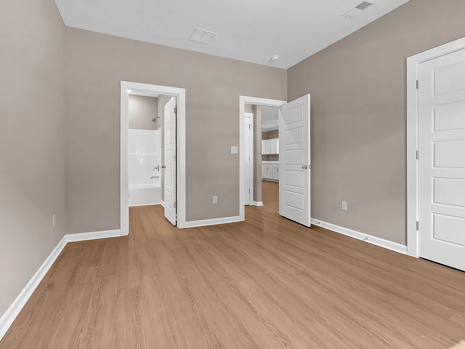4 bed, 1350 sqft, $1,750 — Photo 4