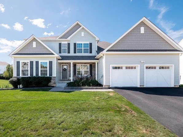 4488 Stonebridge Dr, Macungie, PA 18062