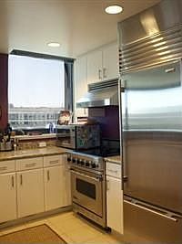 4th image of 260 King St Unit 887