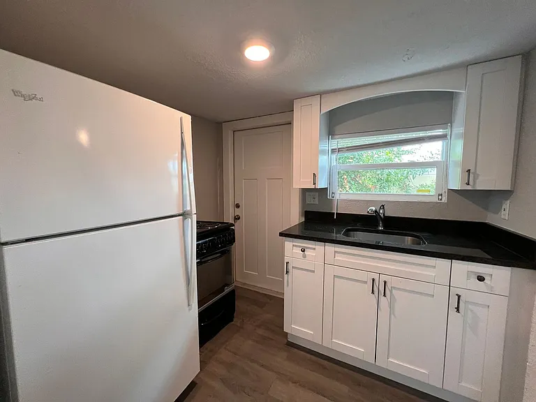 718 W 7th St — Photo 10