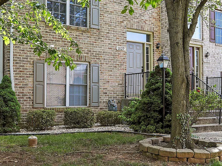1127 Lindsay Ln — Photo 2