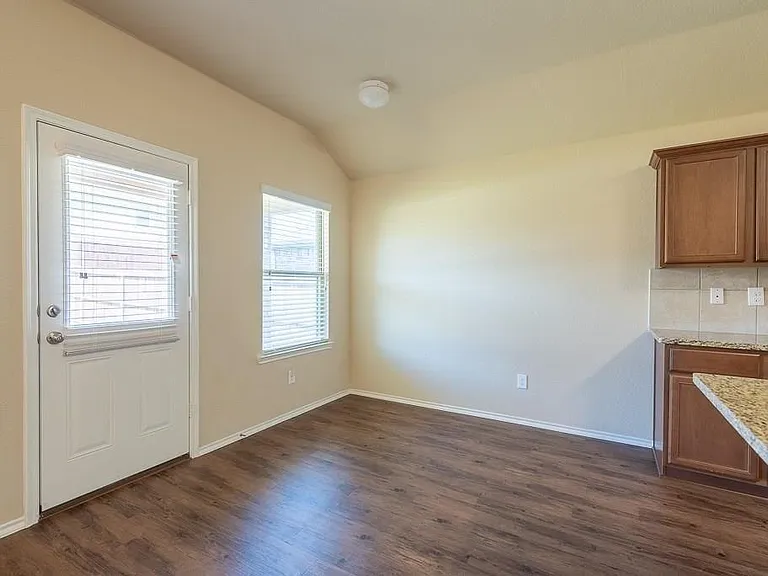 2126 Shady Glen Trl — Photo 9