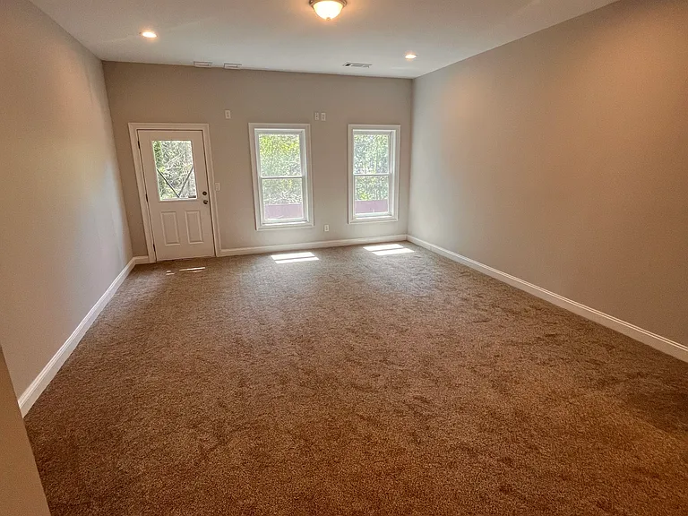 585 Cliftwood Ct — Photo 4