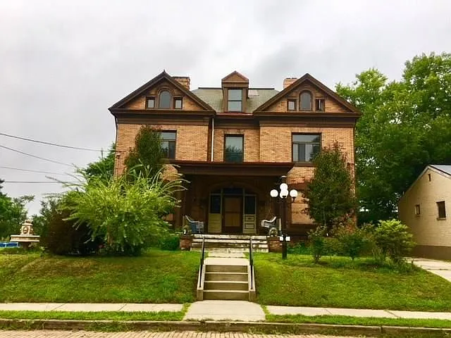 220 Irwin Ave photo 1