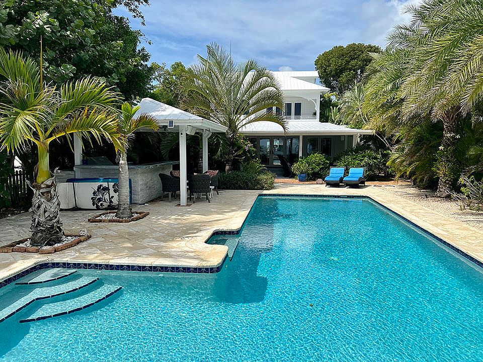 1st image of 220 Tarpon St
