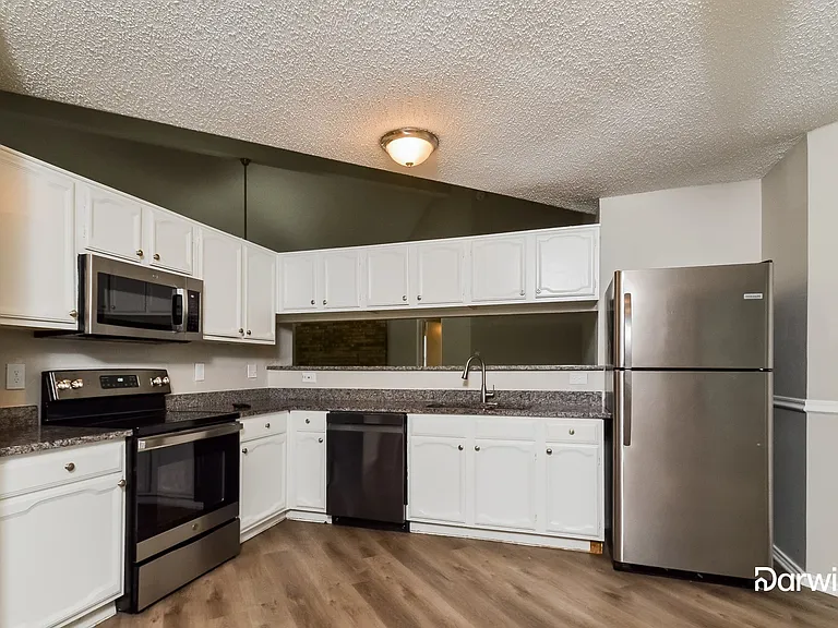 905 Sandhurst Dr — Photo 3