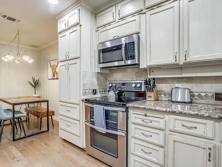 1505 N Riverside Dr — Photo 8