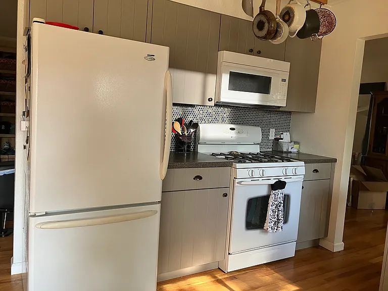 945 Daphne St — Photo 3